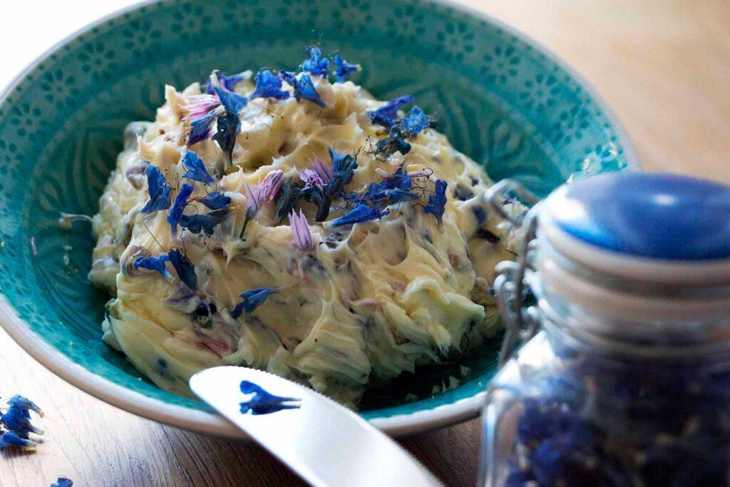 Blaue Butter – Rezept aus der Herbal Hunter Kräuterküche