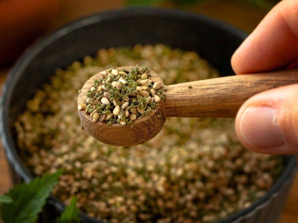 Brennnesselsamen-Gomasio Rezept – Herbal Hunter – saisonale Kräuterküche. Willkommen in der Herbal Hunter Wildkräuterküche! Eine Auswahl an saisonalen und gesunden Kräuterrezepten mit frischen wildem Grün.