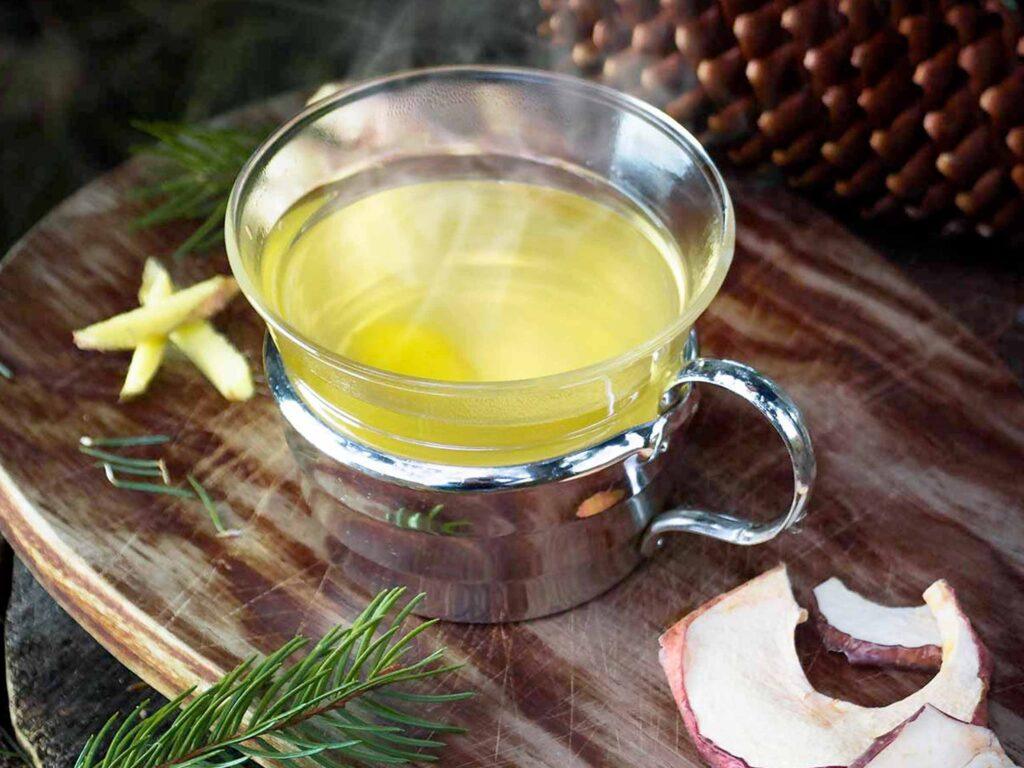 Rezept für Fichten-Punsch mit Waldgeschmack. So schmeckt der Wald! Mach mehr aus deinem Weihnachtsbaum. Herbal Hunter Kräuterküche