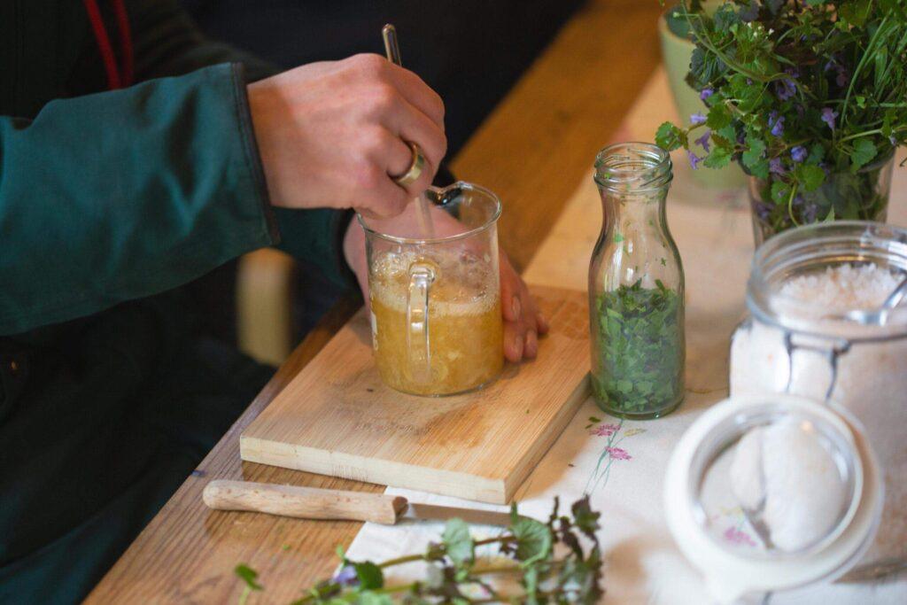 wilde Hausapotheke Kräuterworkshop in Potsdam Claudia Zesche Herbal Hunter Foto by Doreeen Reuchsel
